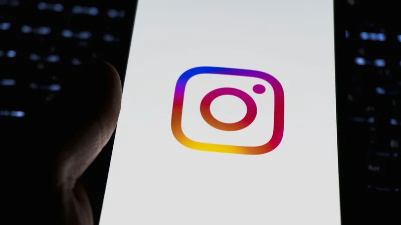 Instagram uygulamasını görüntüleyen telefon