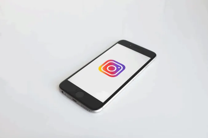 Un telefono che visualizza l'applicazione Instagram sullo schermo Un telefono che visualizza l'applicazione Instagram sullo schermo