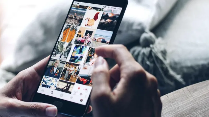 Instagram Hikayelerini görüntüleyen kişi