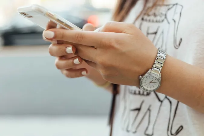 Una giovane donna con un telefono in mano.