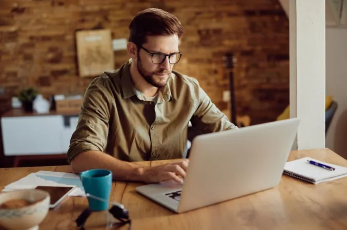 uomo che elimina un commento su Instagram usando un laptop uomo che elimina un commento su Instagram usando un laptop
