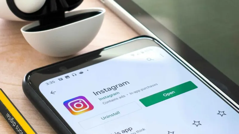 L'app di Instagram sullo schermo di uno smartphone.
