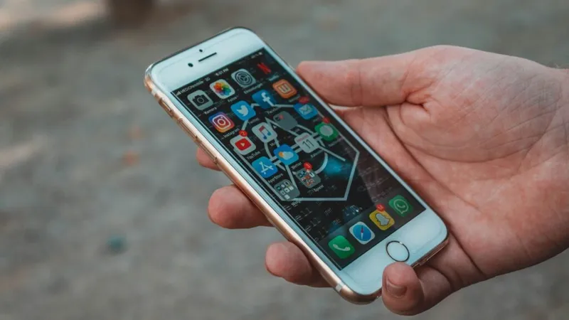 Smartphone con icone di applicazioni.