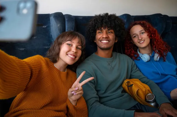 Amici che scattano un selfie insieme utilizzando uno smartphone Amici che scattano un selfie insieme utilizzando uno smartphone