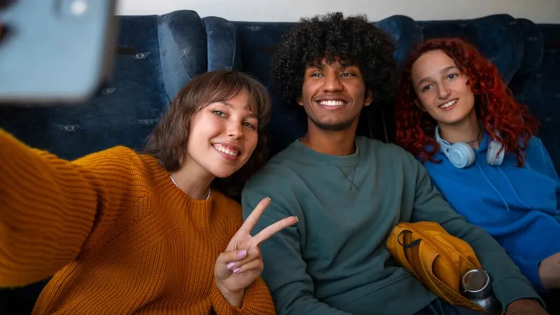 Amici che scattano un selfie insieme utilizzando uno smartphone