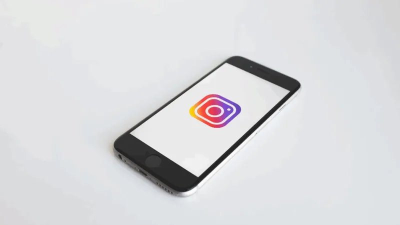 Un teléfono con la aplicación Instagram en la pantalla