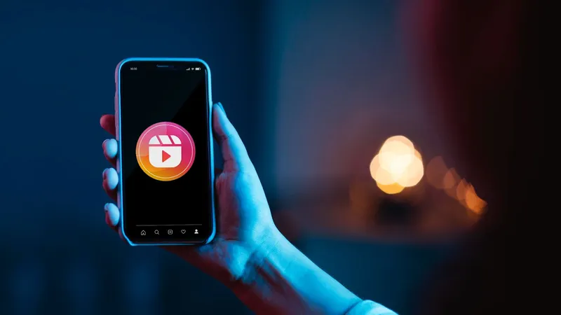 Schermo dello smartphone che visualizza l'icona Instagram Reels.