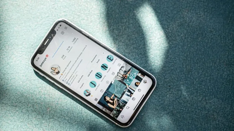 Un teléfono con una cuenta en la pantalla.