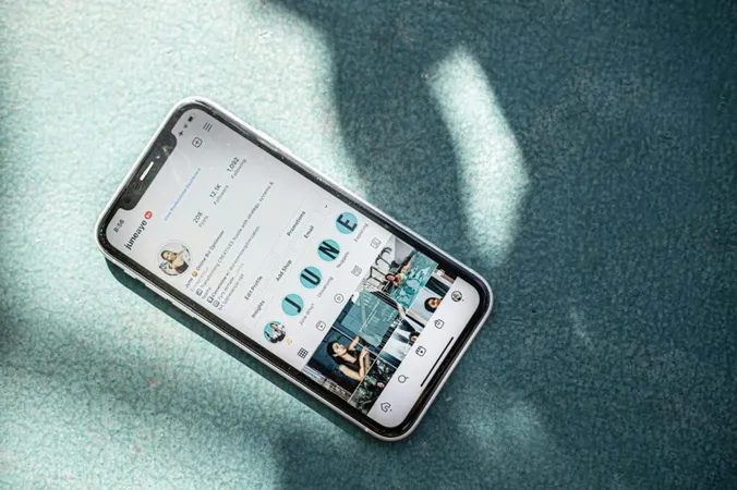 Ekranda hesabı olan bir telefon.